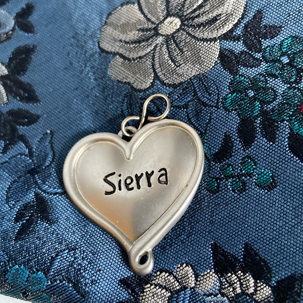 Pendant silver color heart with ‘Sierra’ on front and back